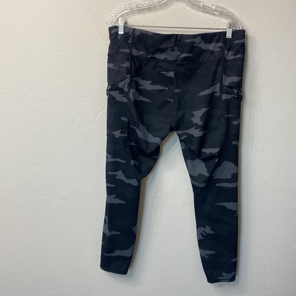 Athleta black camo crop leggings size XL. - Picture 8 of 16